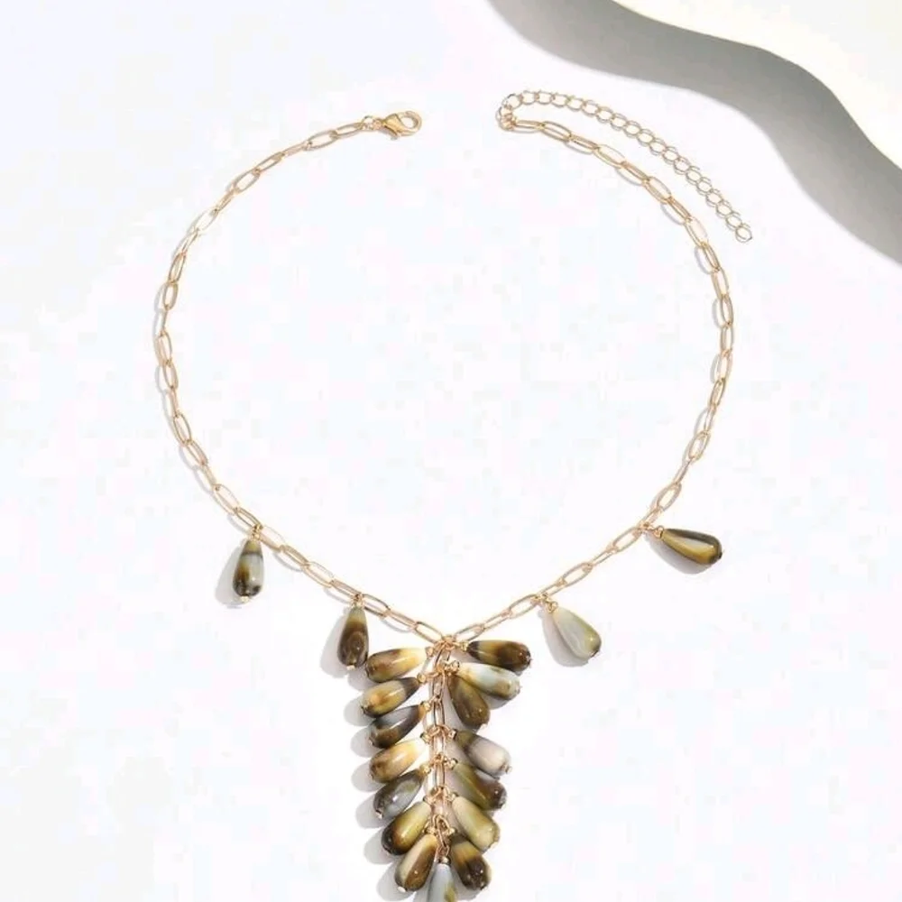 Elegant Gold and Green Necklace - Picture 3 of 3